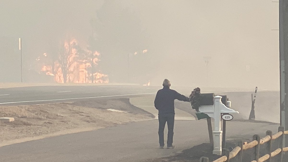 EricEnglish777's tweet image. Houses are burning. Off McCaslin