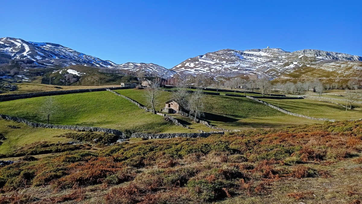 EB2GKK's tweet photo. Activated EA1/BU-014 Pico de la Miel for #SOTA this morning. Beautiful day to be on top, #MTR5b + EFHW.
#cqsota #HamRadio https://t.co/O0oxwU3iva
