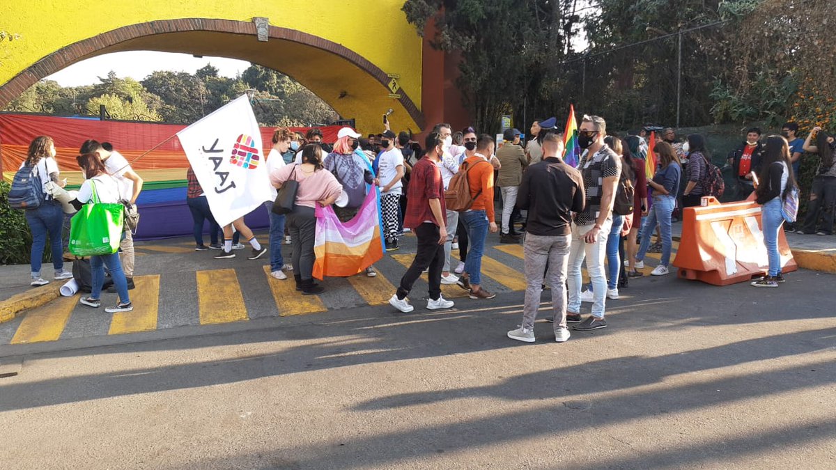 Gabrielgtzg's tweet photo. Activistas y personas #Lgbt 🏳️‍⚧️🏳️‍🌈ya se concentran en @SixFlagsMexico 🇲🇽para protestar con #Besotón ante el caso de #Discriminación que se hizo público ayer 29 de diciembre 2021.
📸 @AnaDeAlejandro https://t.co/2zgVAfY4vG