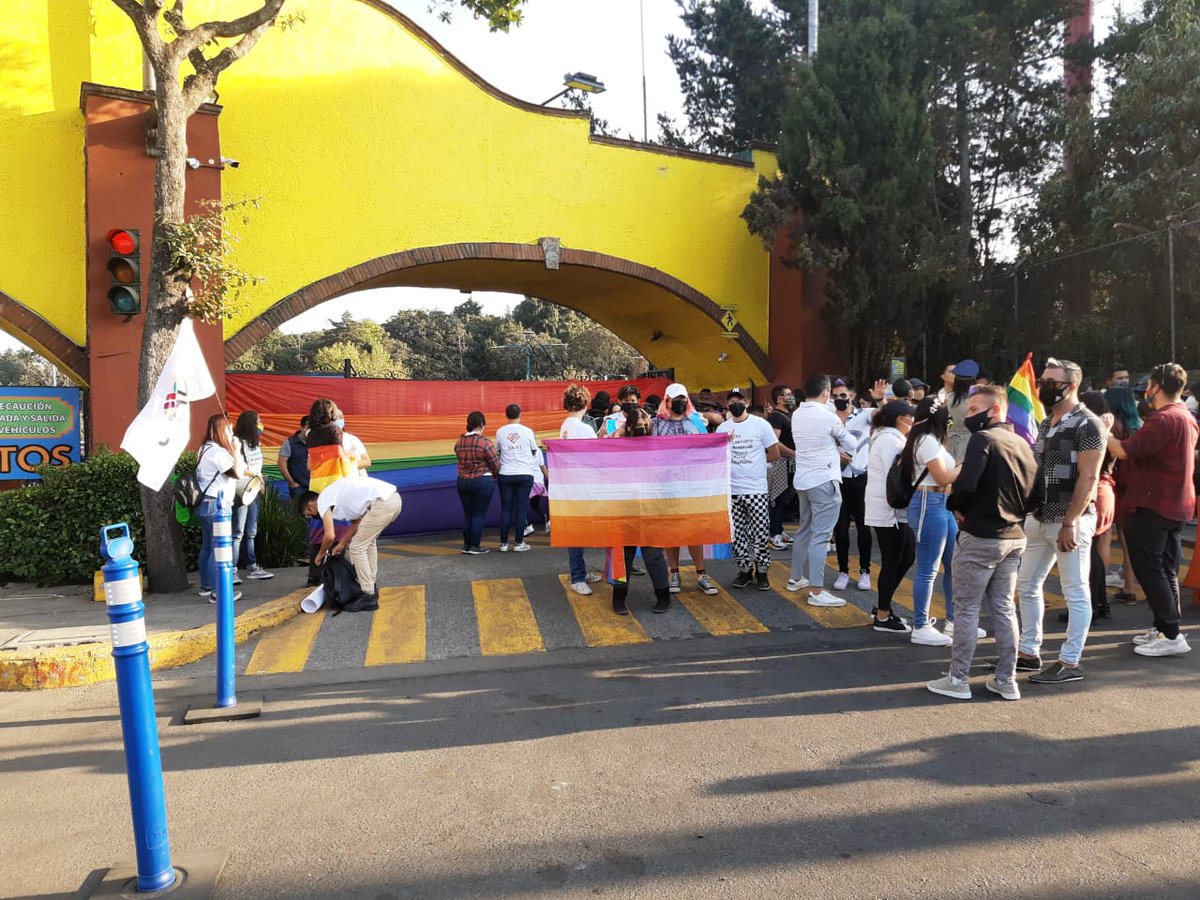 Gabrielgtzg's tweet photo. Activistas y personas #Lgbt 🏳️‍⚧️🏳️‍🌈ya se concentran en @SixFlagsMexico 🇲🇽para protestar con #Besotón ante el caso de #Discriminación que se hizo público ayer 29 de diciembre 2021.
📸 @AnaDeAlejandro https://t.co/2zgVAfY4vG