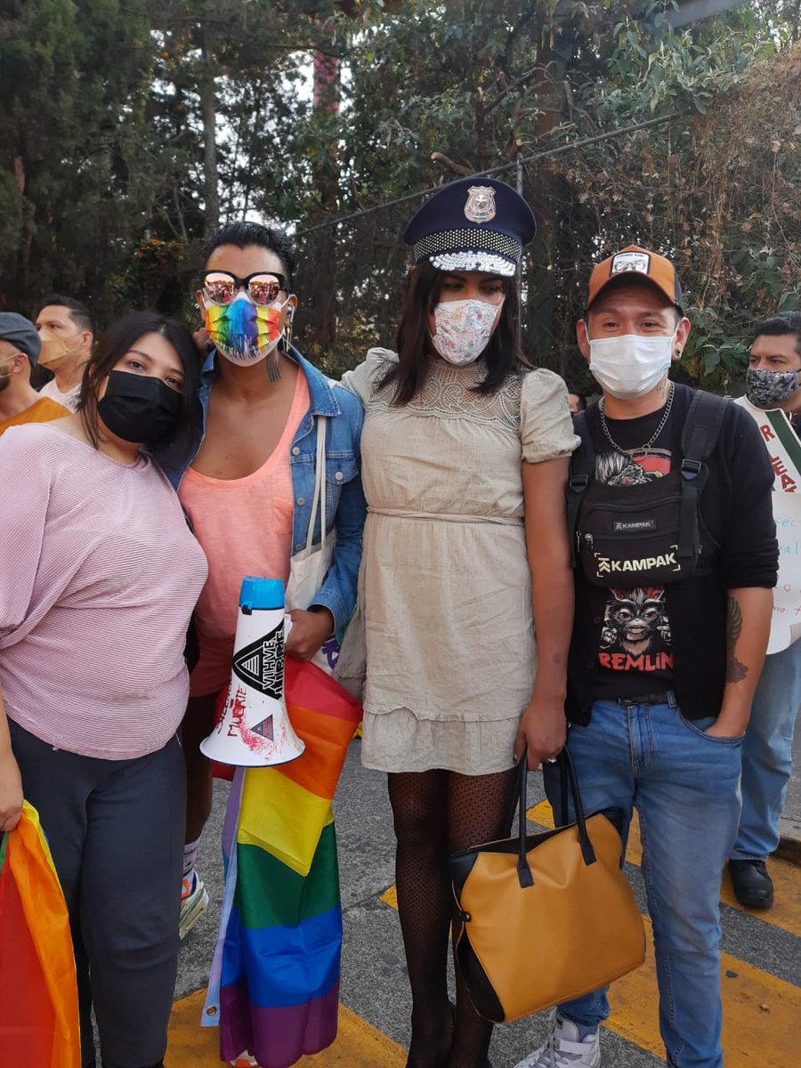 Gabrielgtzg's tweet photo. Activistas y personas #Lgbt 🏳️‍⚧️🏳️‍🌈ya se concentran en @SixFlagsMexico 🇲🇽para protestar con #Besotón ante el caso de #Discriminación que se hizo público ayer 29 de diciembre 2021.
📸 @AnaDeAlejandro https://t.co/2zgVAfY4vG