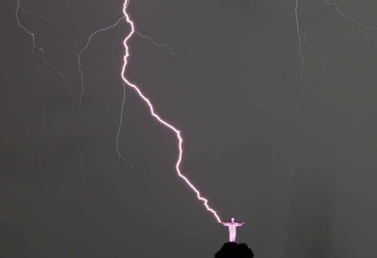 mianofavorito's tweet photo. ¿Sabíais que en 2014 un rayo cayó en la mano del Cristo Redentor de Río de Janeiro? Además, el momento pudo ser fotografiado. #MAF2014 https://t.co/rm2a89AZSV