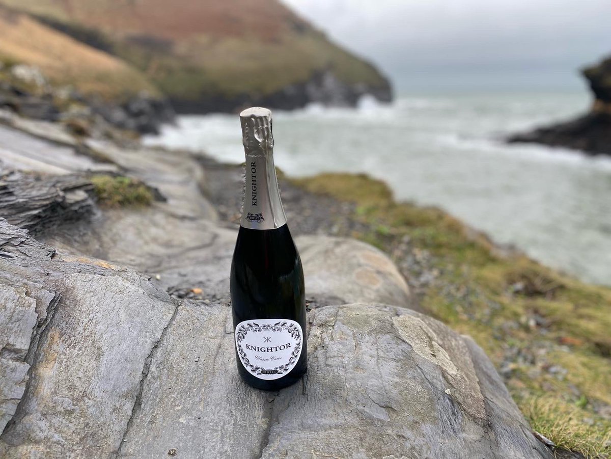 I wanted #cornishwine to pair with our local #seafood ordered for tomorrow. @Knightor_Winery are based above #staustell bay in #cornwall. Sadly they were closed yesterday so picked up in #boscastle where 📸 were taken. #knightorwinery #cornishfizz #englishwine #newyearsevewine