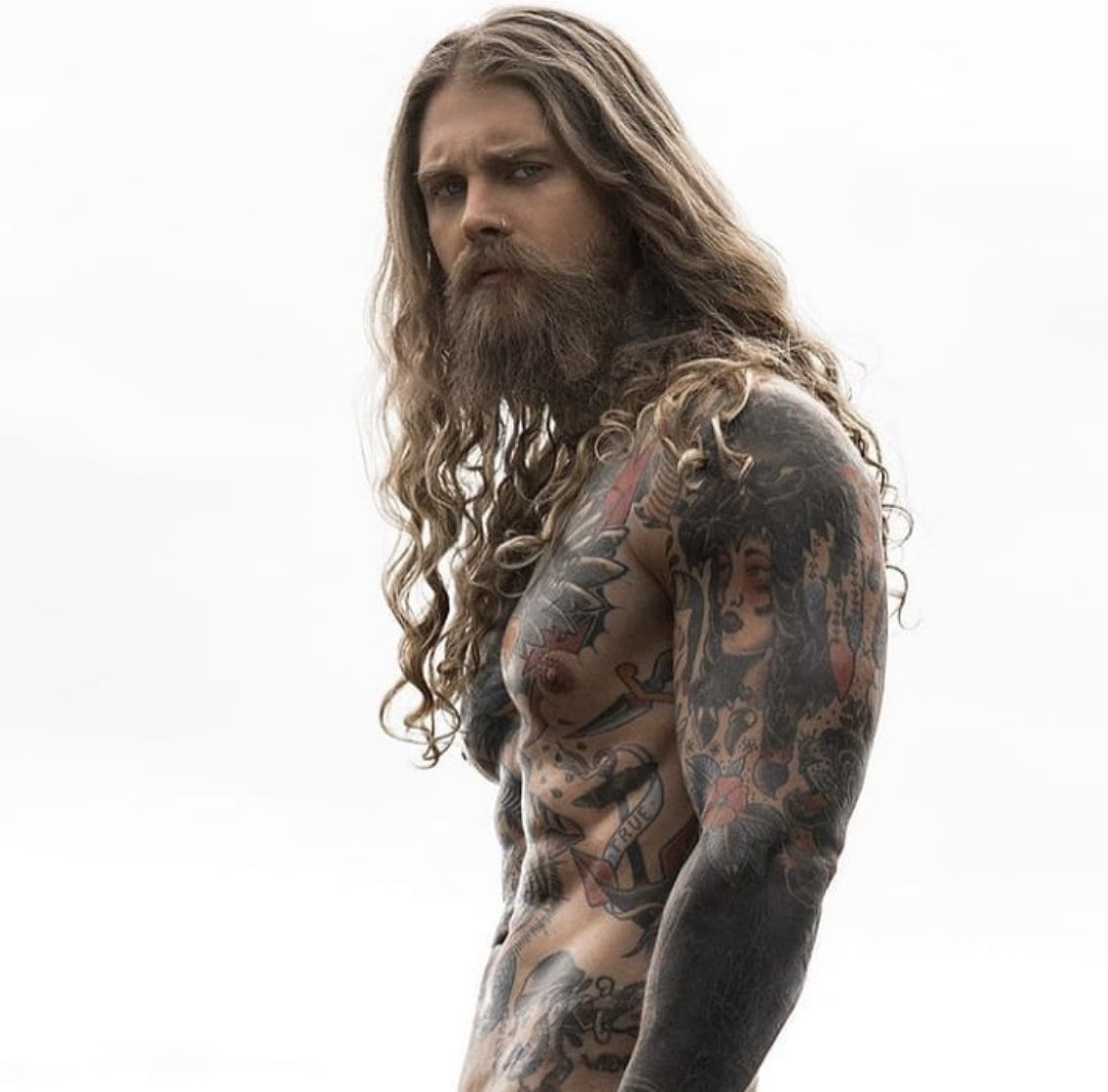 Yo no soy Cenicienta, ni Hansel, ni Gretel. Soy más bien el lobo. Un lobo confundido, ultrajado y autodestructivo.