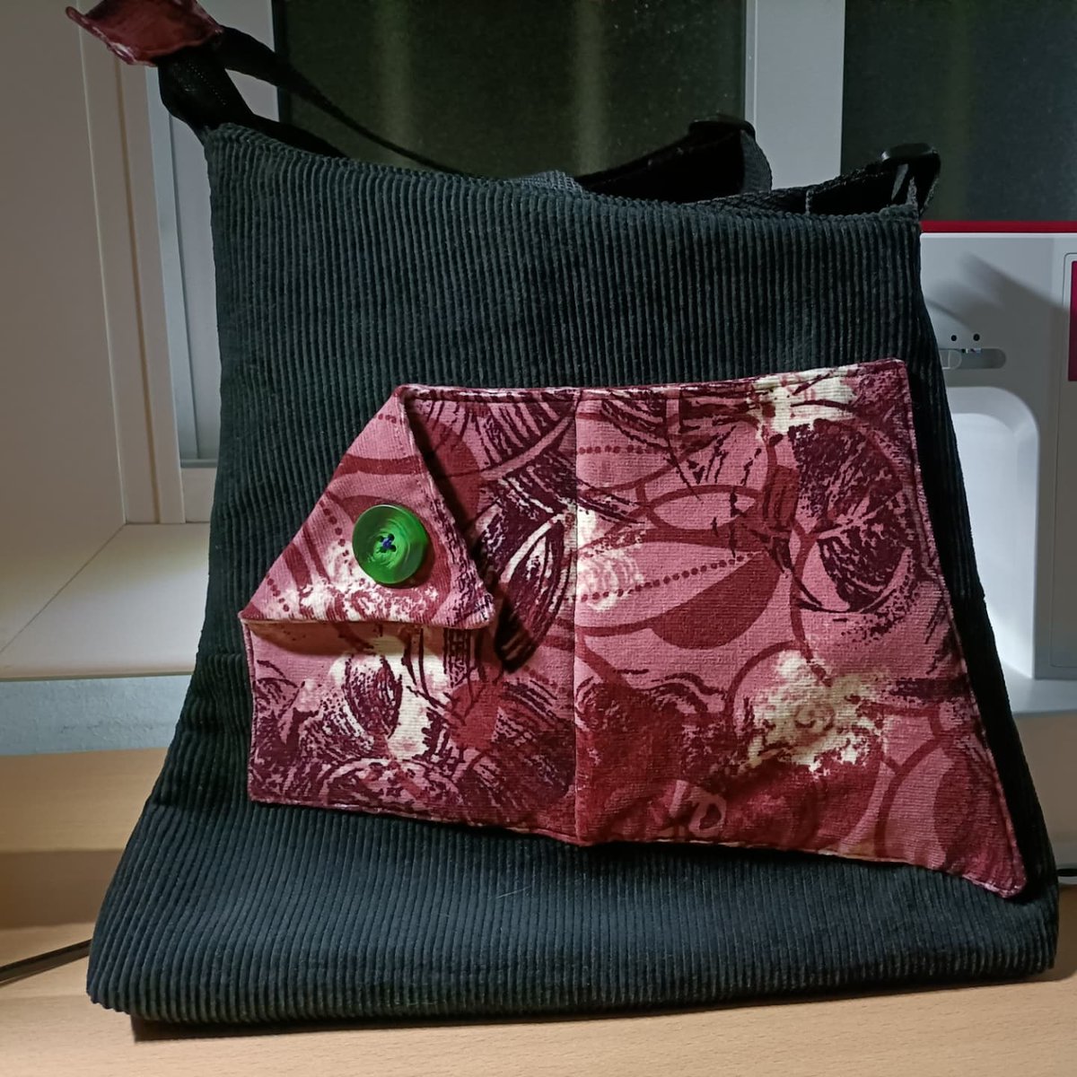 ElHilitodeRosa's tweet photo. Este patrón de bolso lo he modificado añadiendo como cierre una cremallera, para mayor seguridad, he añadido bolsillos en el Interior.  Me ha costado coserlo mucho por el grosos, será que me tengo que cambiar la máquina de coser? 🤣🤣🤣🤣. El exterior es de pana con estabilizador https://t.co/3p2VhXJUdj