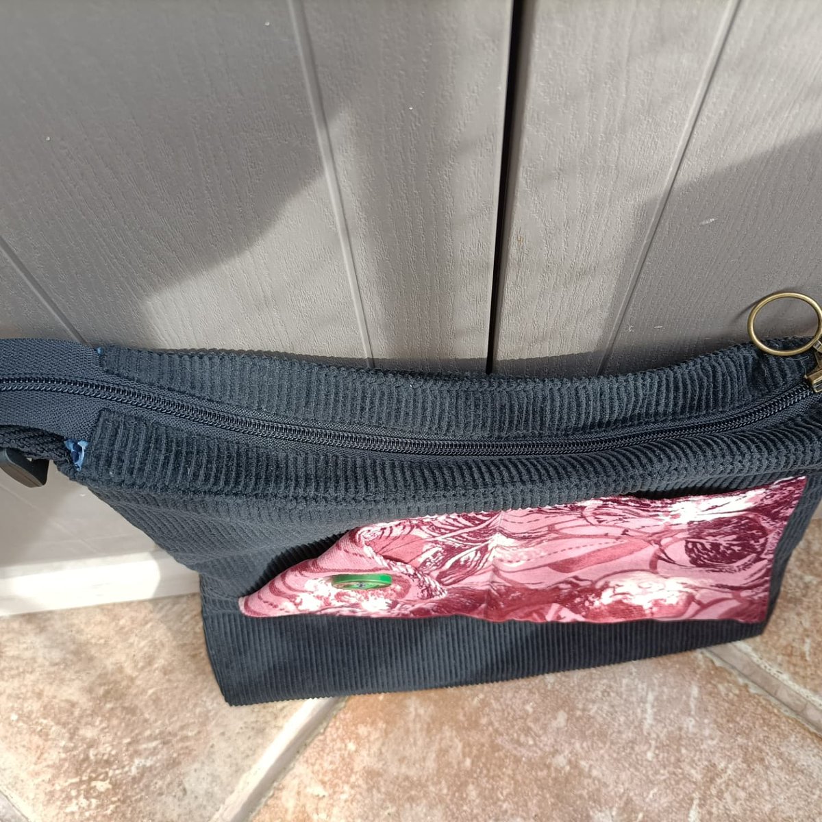 ElHilitodeRosa's tweet photo. Este patrón de bolso lo he modificado añadiendo como cierre una cremallera, para mayor seguridad, he añadido bolsillos en el Interior.  Me ha costado coserlo mucho por el grosos, será que me tengo que cambiar la máquina de coser? 🤣🤣🤣🤣. El exterior es de pana con estabilizador https://t.co/3p2VhXJUdj
