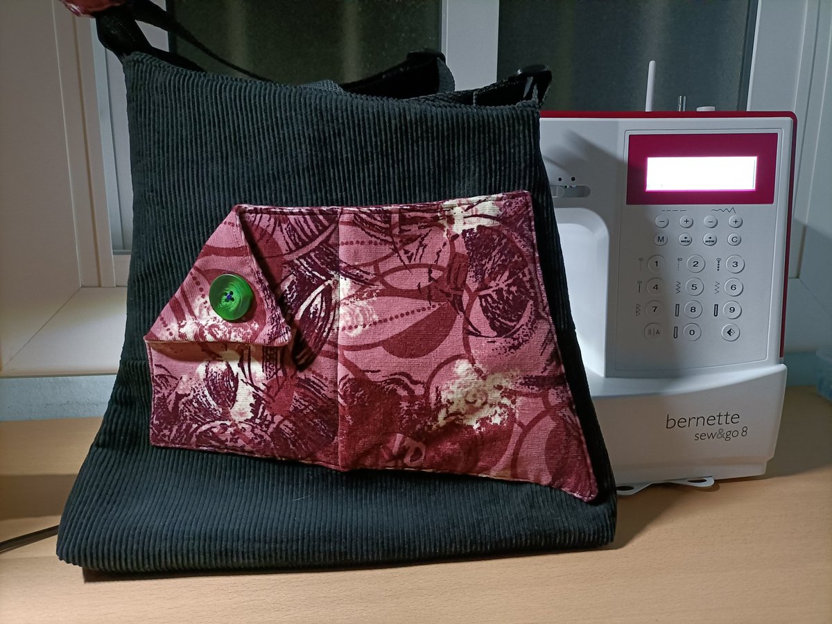 ElHilitodeRosa's tweet photo. Este patrón de bolso lo he modificado añadiendo como cierre una cremallera, para mayor seguridad, he añadido bolsillos en el Interior.  Me ha costado coserlo mucho por el grosos, será que me tengo que cambiar la máquina de coser? 🤣🤣🤣🤣. El exterior es de pana con estabilizador https://t.co/3p2VhXJUdj