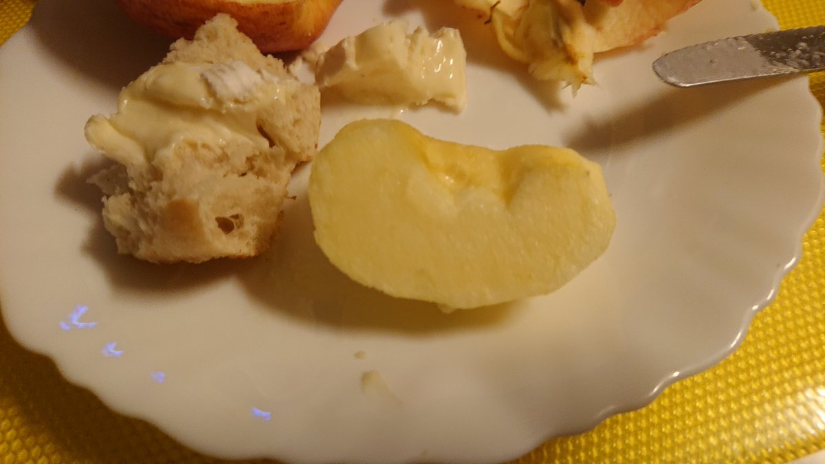 Mélange de pain frais ; Camembert fondant et pomme croquante est vraiment délicieux.
