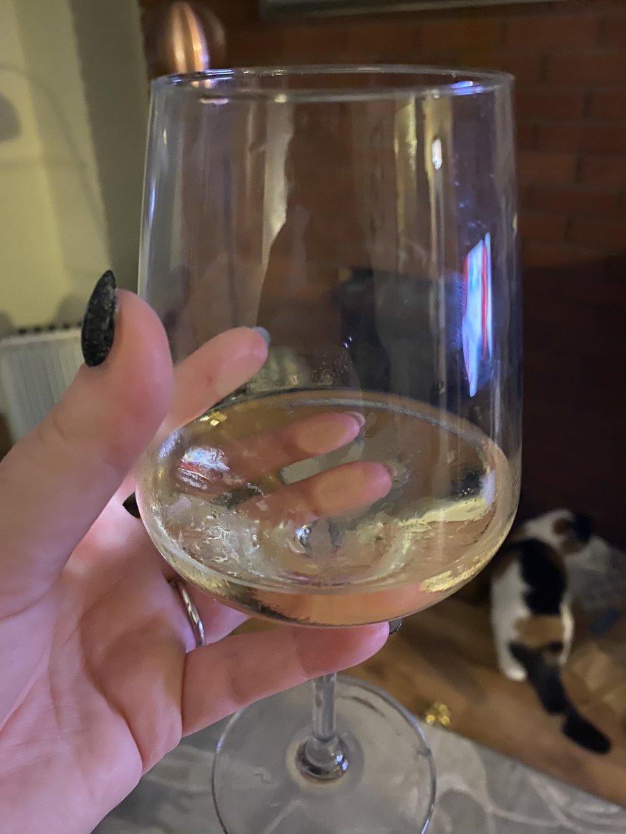 J355B's tweet photo. Lovely drop of vino @GaryBarlow 👌🏻 https://t.co/5lozUP549Z