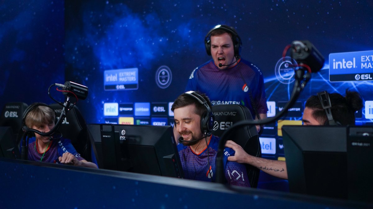 dvorborg's tweet image. GIVEAWAY!

The support we&apos;ve received this year has been absolutely fantastic, so to wrap the year up I&apos;m giving away one of your choosing:

Jersey, Black Hoodie or Colorful Hoodie!🔥

RT+Follow to enter

Drawing a winner in a week, best of luck!