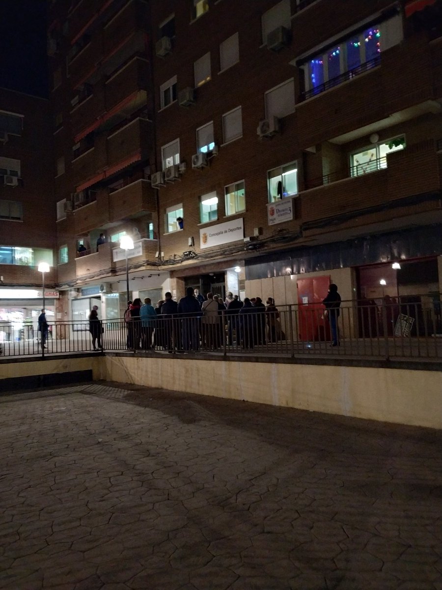 anjos1985's tweet photo. @AytoMostoles Distrito sureste 3 ya han cerrado después de 3h esperando y mañana cierran a las 2.... Dotaciones de personal 0 https://t.co/ODf8fmfYf3