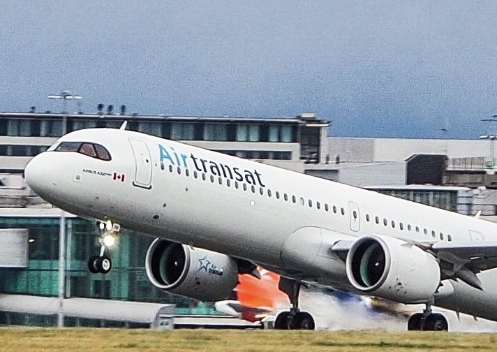 JosephLXGBSpot's tweet photo. An Air Transat Airbus A321LR (C-GOJC) yesterday morning blasting down RWY 23R at Manchester Airport for Toronto Pearson Airport.

@AirbusintheUK @avgeek__ @Jack09056 @JordanWeir45 @KkAviation @Peter34080554 @SanPurpleFoxy https://t.co/RifHxgQ5gp
