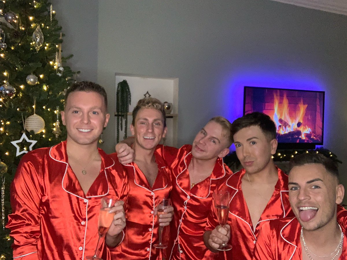 Wee_Mick's tweet photo. From my #gay family to yours! #MerryChristmas and a #HappyNewYear! 🎄🎅🏼 #boysreunited ♥️ https://t.co/KiVWZPjldK