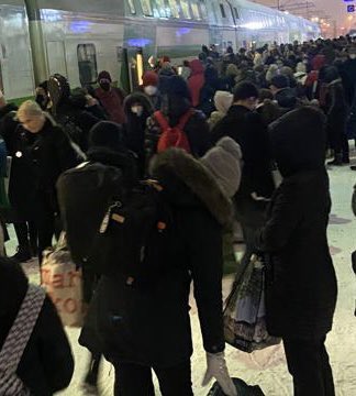 _KatjaPasanen's tweet photo. Oulun rautatieasema 18.00. Sakeasti porukkaa yhdestä junasta. Ulkona ehkä puolella maskit. Samaan aikaan puolityhjissä ruokaravintoloissa ei saa juoda viiniä,viini=korona. Nämä hapuilevat rajoitukset poistunevat saatuanne yksityiset Restelin lipun alle. @MarinSanna @KristaKiuru https://t.co/xFfZIoHaPe