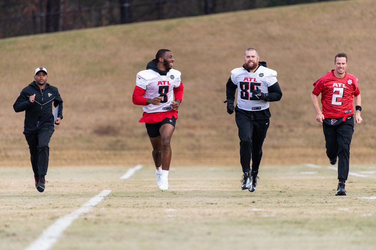 LeeSmith's tweet photo. Best caption WINS a signed Atlanta Falcons hat! Hut Hut! 

#nfl #athletes #giveaway #bestcaption #football #atlantafalcons #leesmith #kylepitts #mattryan #nflgear #nflmemes #nflfootball https://t.co/LXrizafe87