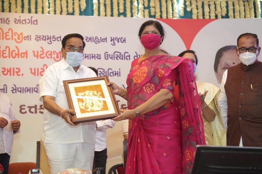 CRPaatil's tweet photo. વડોદરા ખાતે સુશાસન સપ્તાહ અંતર્ગત ઉત્તર પ્રદેશનાં મહામહિમ રાજ્યપાલ શ્રીમતી @anandibenpatel જીની વિશેષ ઉપસ્થિતિ વચ્ચે સાંસદ શ્રીમતી રંજનબેન ભટ્ટનાં સહયોગથી સેવા ભાવી સંસ્થાઓ દ્વારા 2400 ક્ષય રોગના દર્દીઓને દત્તક લેવાયા. આ પ્રસંગે હાજરી આપી. (1/2) https://t.co/KnYQNmpsKb