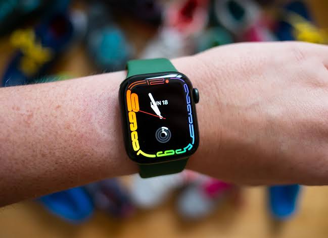 geekuriosos's tweet photo. Apple ha patentado una tecnología que sustituye la corona del Apple Watch por un sensor óptico, quizás en un futuro veamos un reloj sin corona. 😱 https://t.co/DATJV1aU09