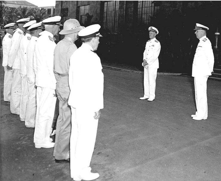 1941年 昭和16年12月31日 チェスター ニミッツ提督 ニミッツ米海軍少将の太平洋艦隊司令長官就任式が 真珠湾在泊の潜水艦 グレイリング 艦上で行われた 翌年3月には太平洋戦域最高司令官に任ぜられ 南東太平洋方面と 太平洋方面の全アメリカ軍と連合国軍の指揮権