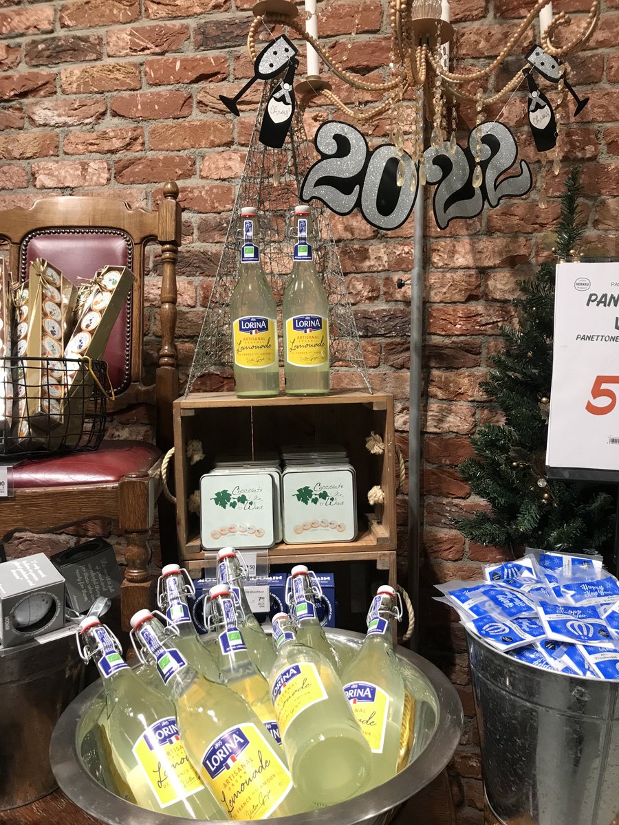 ItkonenE's tweet photo. Food Market Tapiolan Herkku toivottaa Onnellista Uuttavuotta !! ❤️🍾🥂 https://t.co/5bOmyzdhox