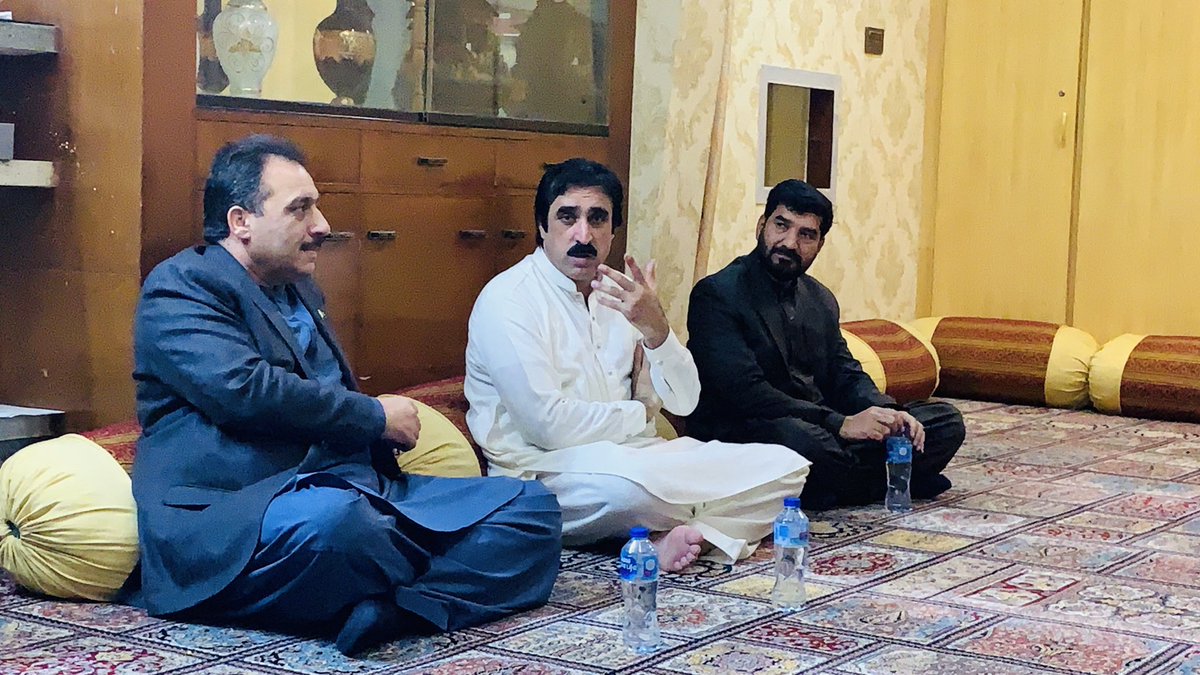 NaseebUllahdum2's tweet photo. کوئٹہ
سینئر صوبائی وزیر خزانہ حاجی نورمحمد خان دومڑ صاحب کے جانب سے گورنر بلوچستان سید ظہور احمد آغا کے عزاز میں لاندی کا پر تکلف اہتمام کیا
پرائیوٹ سیکریٹری ٹو گورنر یاسین،پی ایس ٹو گورنر عنایت کاکڑ بھی گورنر کے اہمرہ تھے @GovernorZahoor https://t.co/BaDit5301w