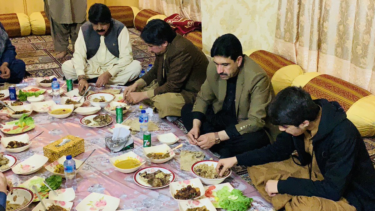 NaseebUllahdum2's tweet photo. کوئٹہ
سینئر صوبائی وزیر خزانہ حاجی نورمحمد خان دومڑ صاحب کے جانب سے گورنر بلوچستان سید ظہور احمد آغا کے عزاز میں لاندی کا پر تکلف اہتمام کیا
پرائیوٹ سیکریٹری ٹو گورنر یاسین،پی ایس ٹو گورنر عنایت کاکڑ بھی گورنر کے اہمرہ تھے @GovernorZahoor https://t.co/BaDit5301w