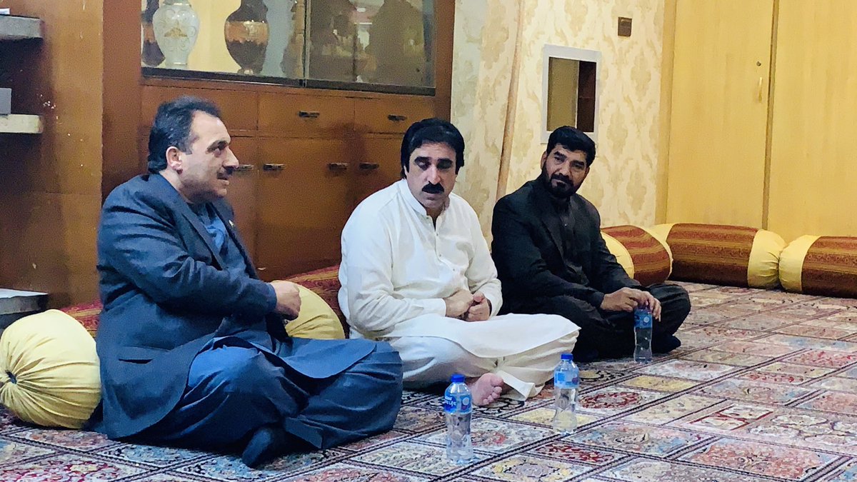 NaseebUllahdum2's tweet photo. کوئٹہ
سینئر صوبائی وزیر خزانہ حاجی نورمحمد خان دومڑ صاحب کے جانب سے گورنر بلوچستان سید ظہور احمد آغا کے عزاز میں لاندی کا پر تکلف اہتمام کیا
پرائیوٹ سیکریٹری ٹو گورنر یاسین،پی ایس ٹو گورنر عنایت کاکڑ بھی گورنر کے اہمرہ تھے @GovernorZahoor https://t.co/BaDit5301w