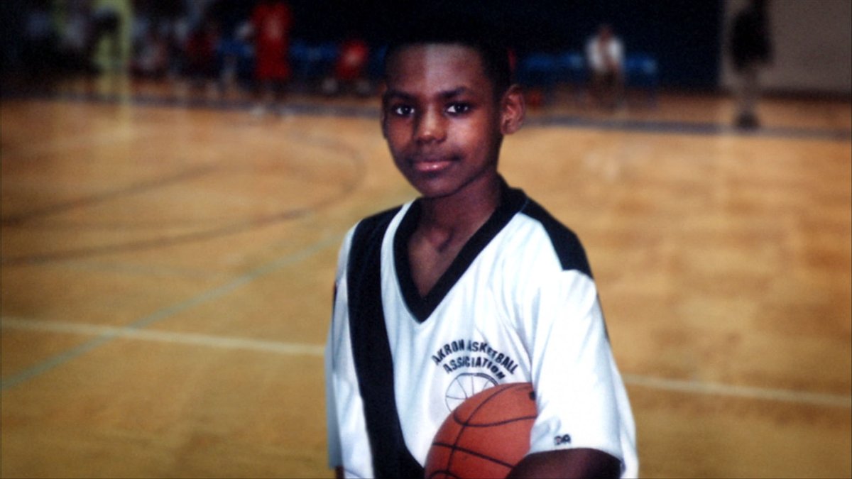 nba_historias's tweet image. Hoy es el cumpleaños de LeBron James. Tan conocida es su historia como jugador, que pensé homenajearlo con este hilo sobre su dura infancia, y sus inicios como jugador. Desde ya, si les gusta, agradezco que me ayuden a difundirlo, tanto con 🔃 como ❤️