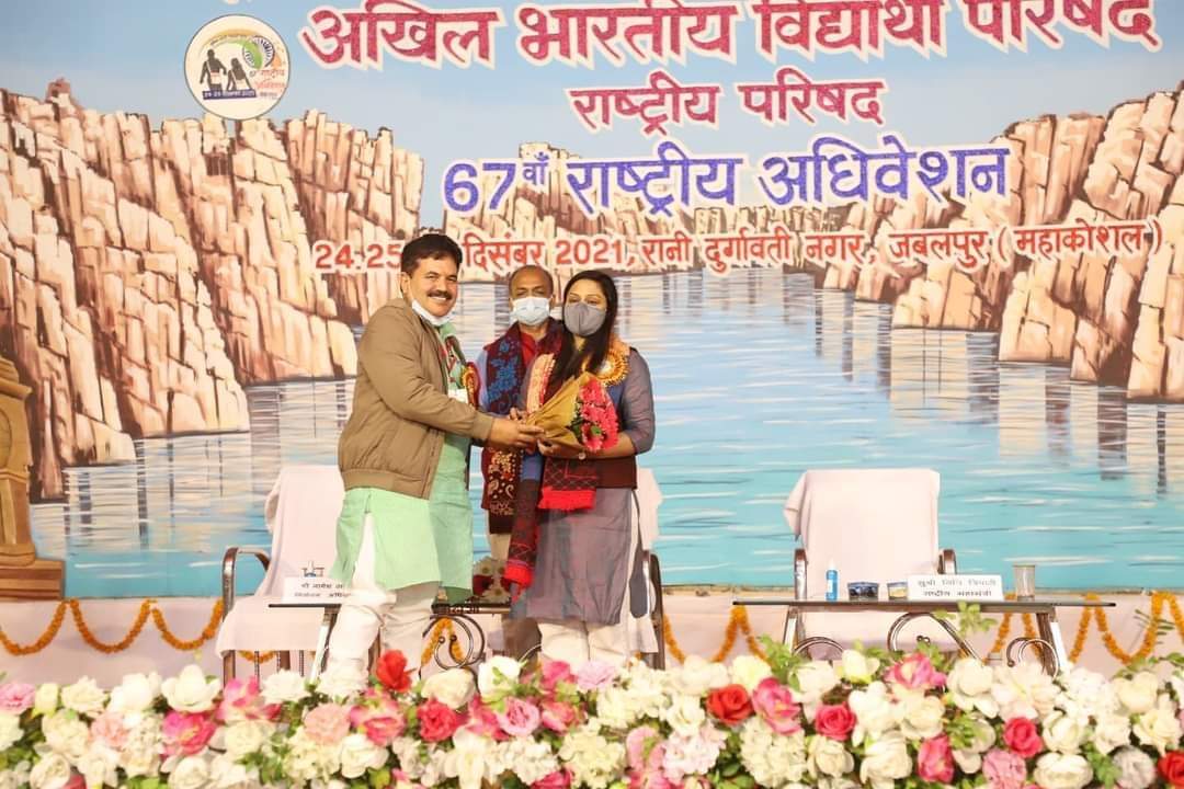 nidhitripathi92's tweet photo. तूने इतना मान दिया, सम्मान दिया 
भारतीय होने का अभिमान दिया। 
जीवन के कुछ क्षण ऐसे होते हैं जब हम निःशब्द हो जाते हैं।ऐसा लगता है मानो शब्दों के अगाध समुद्र में अक्षर की एक बूंद भी शेष न रह हो गई हो।आभारी हूँABVPके 33लाख से अधिक उन कार्यकर्ताओं की,जिन्होने मुझे इस योग्य समझा। https://t.co/44uVzYID3a