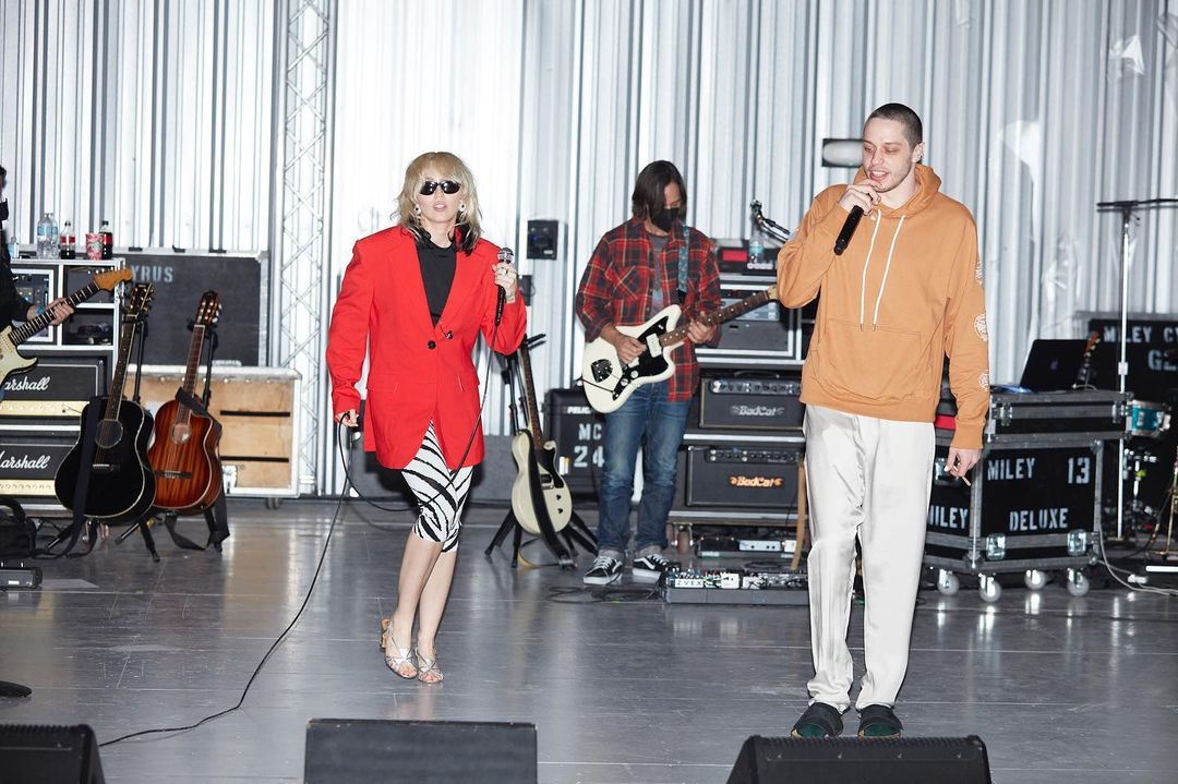 nbc's tweet photo. .@mileycyrus and #PeteDavidson are getting ready for the hottest party of the year, and you're on the list. 🤩
Catch #MileysNewYearsEveParty tomorrow at 10:30/9:30c on NBC and @PeacockTV. https://t.co/HhIbJzCTz7