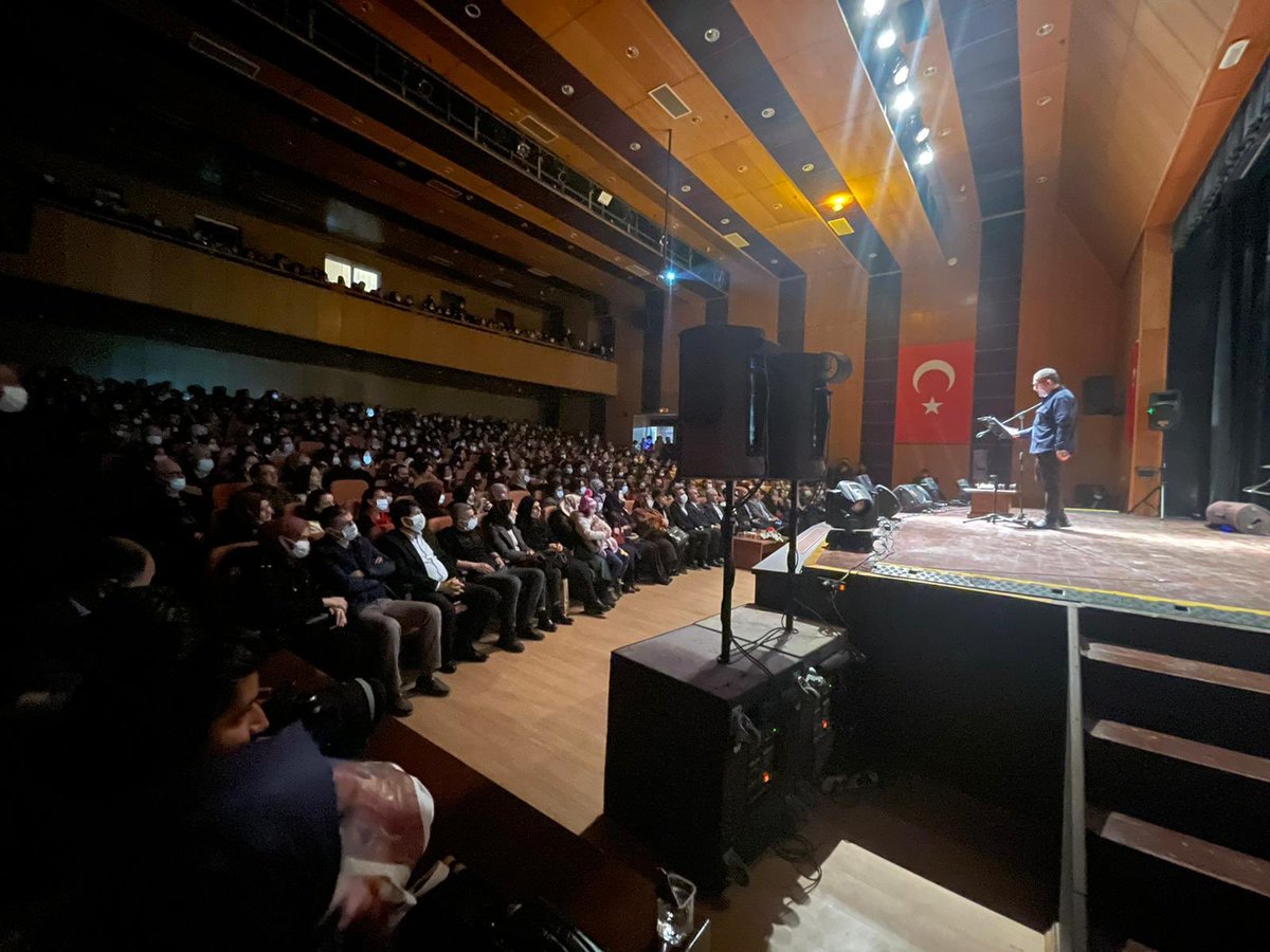 ibrahimsadri24's tweet photo. Kahramanmaraş’ta salonu doldurarak soğuk bir akşamı ısıtan şiir dostlarına gönülden teşekkürler..
⁦@buyuksehirkm⁩ 
⁦@nuvazmuzik⁩ https://t.co/F2chchA6Ex