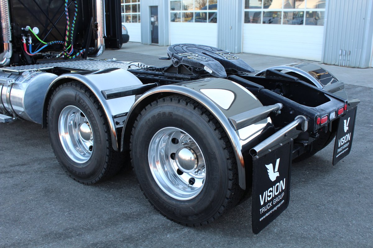 VisionTruck's tweet photo. Congratulations Rahul Prashar and Amanvir Singh Kehal on your new Mack Anthem! Shout out to our Body Shop team, who installed the NU-LINE Dark Night Series, single axle fenders.
#MackTrucksMonday #MackTrucks #NULINE
#VisionTruckGroup #HaulBuildCollect https://t.co/bvY2dUnd3b