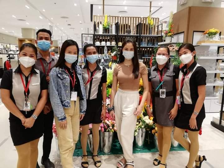 Ayuda at panlinis sa newsfeed nyong napakagulo HAHAHAHAHAHAHA

Simple yet beautiful Miss Kisses Delavin at Robinson's Naga ❤️ Enjoy your shopping galore love. Stay safe! 😘

#KissesDelavin 
<a href="/KissesDelavin/">Kisses Delavin</a>
#Kissables