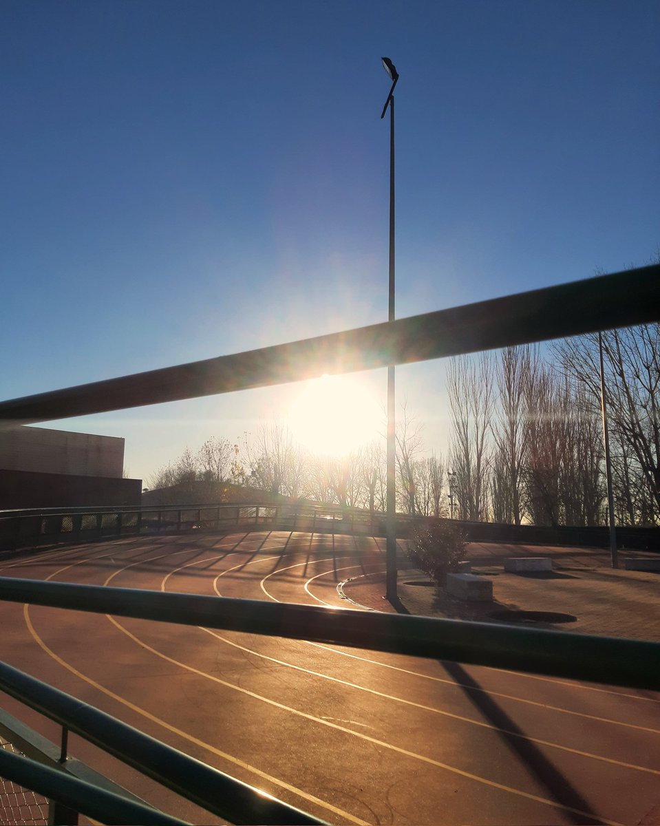 celesgalan64's tweet photo. En el #peralte 🏃🏻♀️🏃
El #atletismo desde el #banco tomando el #Sol 🪑
#Diciembre https://t.co/DGjXXEAYm5