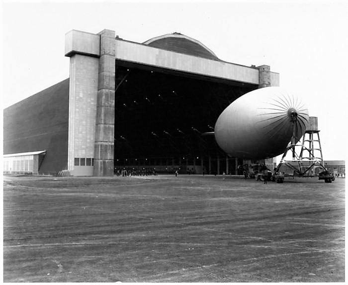 GalvHistory's tweet photo. This blimp photo is from Hitchcock Texas, which is south of Houston. In 1943 the Galveston Tribune wrote about the new air base, saying "...it is part of the Navy's plan to defeat the submarine menace to shipping along the Gulf Coast." https://t.co/P2a0UemQWn