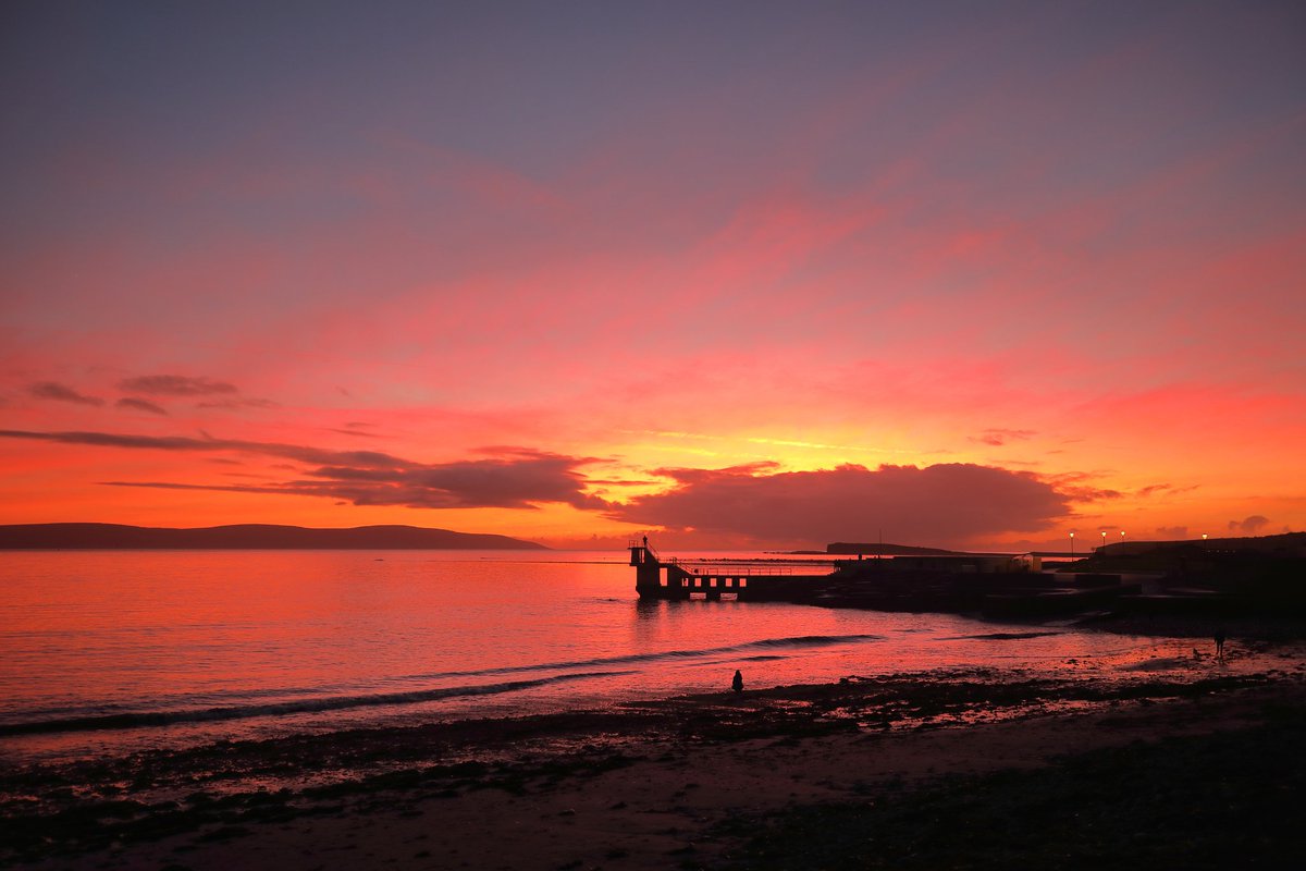 ZhangChaosheng's tweet image. After the sun goes down on Galway Bay ... (13/12/2021)