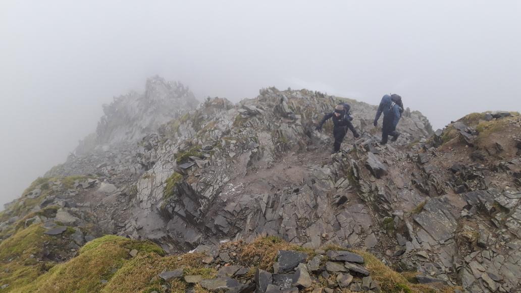 LakesWeather's tweet image. Topping out on an almost snow free #swirraledge Summit temps reached 7 oC today but the wind &amp;amp; rain meant hypothermia was a very real risk for the ill prepared. Full winter clothing inc warm &amp;amp; waterproof layers, hats &amp;amp; gloves all required #summitsafely Zac