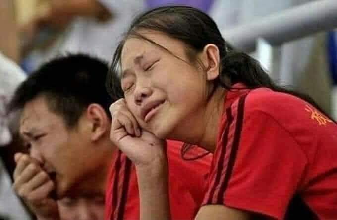 شرق الصين تم افتتاح مقهى للحزن. يتيح لرواده التعبير عن حزنهم بالبكاء، وتبلغ تكلفة ارتياد المقهى 50يوان (6 دولارات) لكل ساعة، مع تقديم افضل المشروبات للزبائن الذين يذهبون للبكاء و المقهى يوفر أيضا المناديل وزيت النعناع لتخفيف آلامهم، كما يقدم البصل والفلفل الأحمر 😅