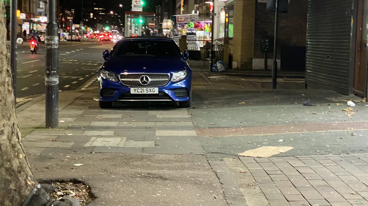MUSIIM_T's tweet photo. Here are some of the stuff you’ll find in Newham area. Vehicles parked on the pavement and Residents using other councils refusal bags #redbridgecouncil #newham @RedbridgeLive @NewhamLondon @metpoliceuk #PavementsForPeople #nopavementparking https://t.co/fryRUUNbJM