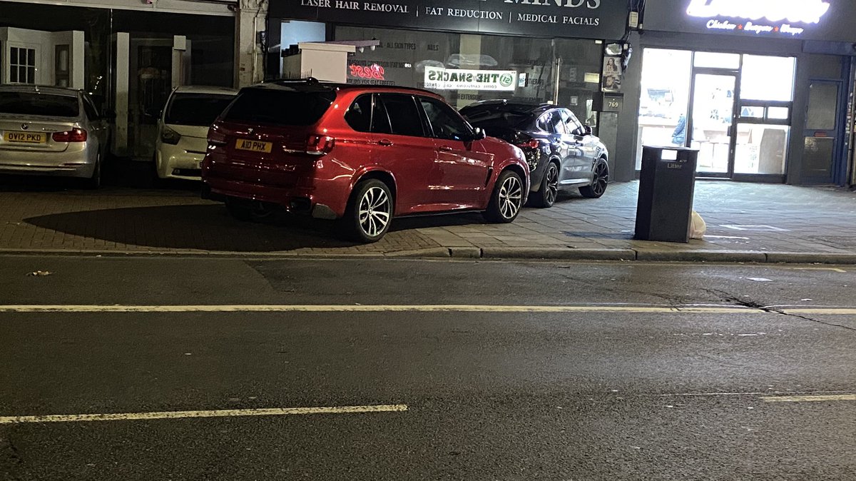 MUSIIM_T's tweet photo. Here are some of the stuff you’ll find in Newham area. Vehicles parked on the pavement and Residents using other councils refusal bags #redbridgecouncil #newham @RedbridgeLive @NewhamLondon @metpoliceuk #PavementsForPeople #nopavementparking https://t.co/fryRUUNbJM