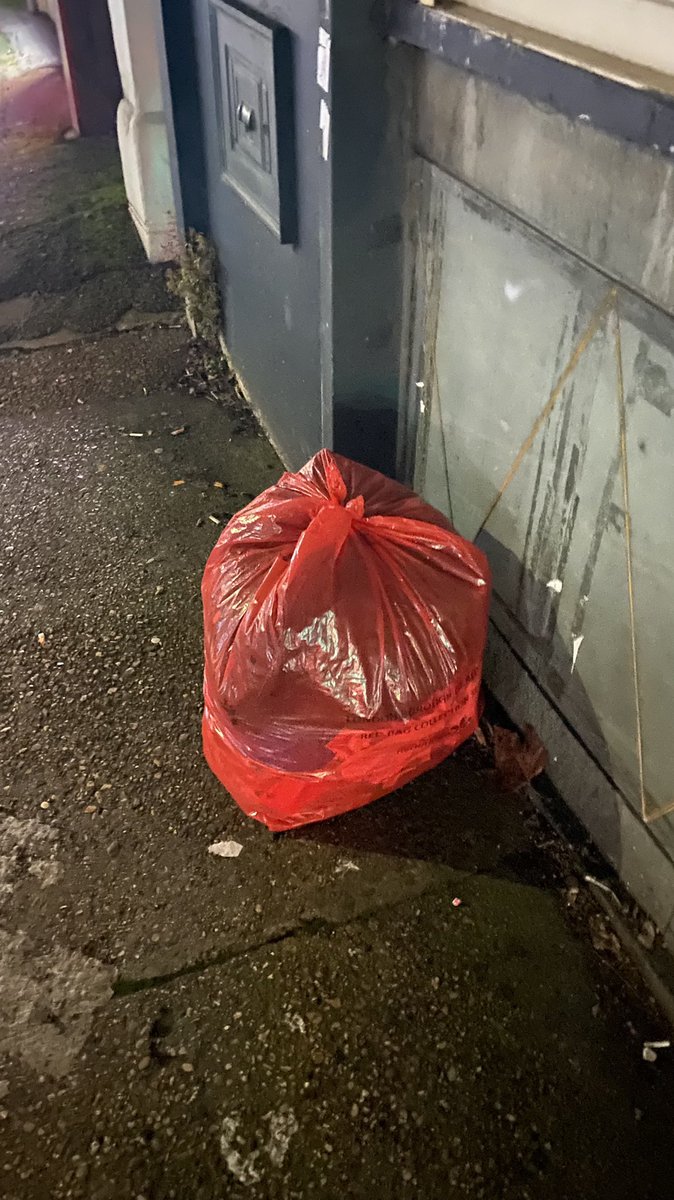 MUSIIM_T's tweet photo. Here are some of the stuff you’ll find in Newham area. Vehicles parked on the pavement and Residents using other councils refusal bags #redbridgecouncil #newham @RedbridgeLive @NewhamLondon @metpoliceuk #PavementsForPeople #nopavementparking https://t.co/fryRUUNbJM