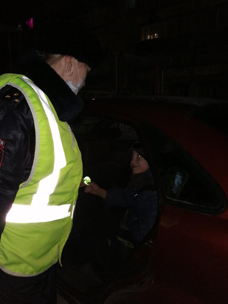 #родительскийпатруль63
30.12.21 Представители родительского патруля ГБОУ НШ " Гармония" активно приняли участие в акции " Стань заметнее". Проверили наличие светоотрожающих элементов у детей,  вручили" Фликеры" школьникам, при отсутствии, объяснив, как важно их наличие.