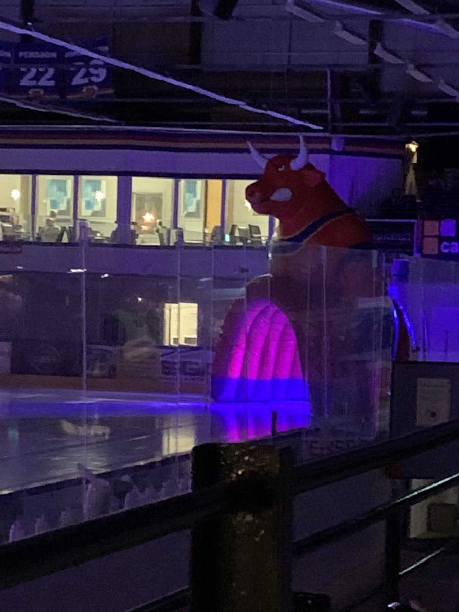 Titta #kalmarhc Mariestad har en uppblåsbar tjur. Tänk om vi typ kunnat ha ett uppblåsbart slott. #luftslottetSomFörsvann #bringBackOurCastle