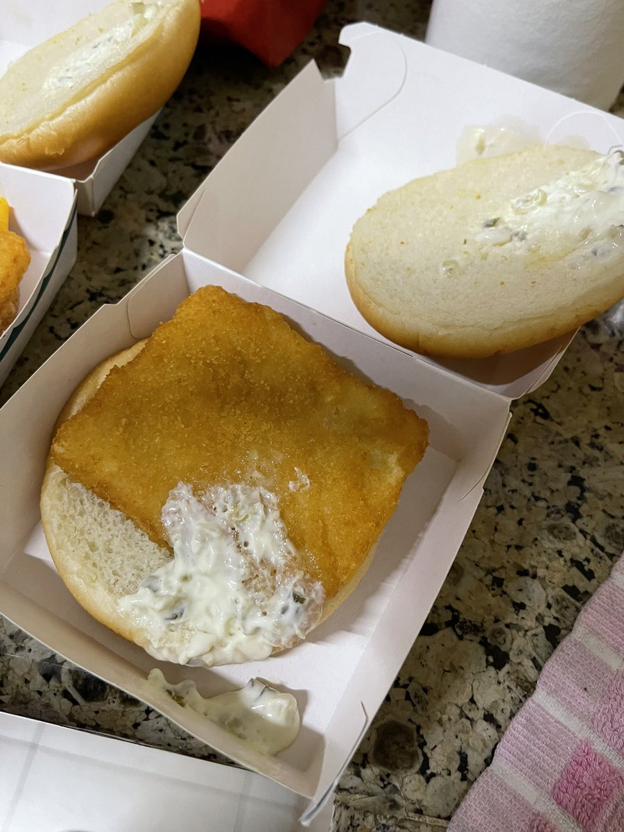CarynChing's tweet photo. Extremely disappointed with @McDonalds @McDMalaysia !! May I ask what kind of fillet o fish is this? See for yourself, a tea spoon of tartar sauce?? Another one cheese missing? Totally out of standard receiving the food in this condition. 
Location : MCD Sri Petaling https://t.co/KtuMfzvZyT