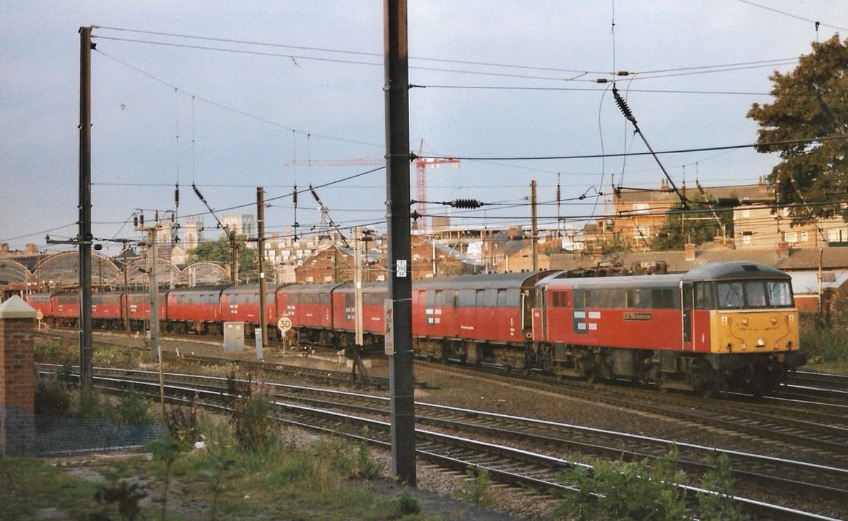 SalopianLyne's tweet photo. York Holgate 8th September 1999
British Rail Class 86/2 electric loco 86210 'C.I.T. 75th Anniversary' in Rail Express Systems Red/Grey heads a rake of matching vans south on a Royal Mail parcels service.
#BritishRail #York #Class86 #RailExpress #trainspotting #Parcels π€ https://t.co/NklVBq1MF2