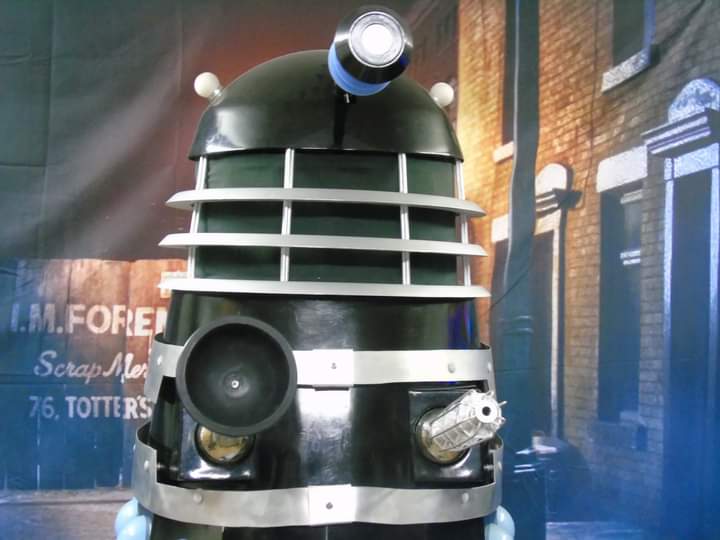 RailDalek1998's tweet photo. "THE DOCTOR IS LOCATED, SEEK LOCATE EXTERMINATE!"
Thought it was about time Dalek Muto had a proper set of photos infront of the Backdrop. While i was taking photos of Muto, decided Skelton needed some with him! #Daleks #DalekSkelton #DalekMuto #SonsofSkaro #CharityDalekSquad https://t.co/pbPLkIBzrN
