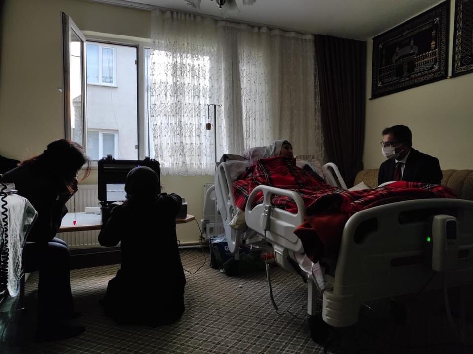 İlçe Nüfus Müdürümüzle birlikte, pasaport işlemleri için İlçe Nüfus Müdürlüğümüze başvuruda bulunan Şekernaz Teyzemizi evinde ziyaret ederek başvuru işlemlerini tamamladık. Şekernaz teyzemize rabbimden şifa diliyorum.
#HayatınızınHerAnında