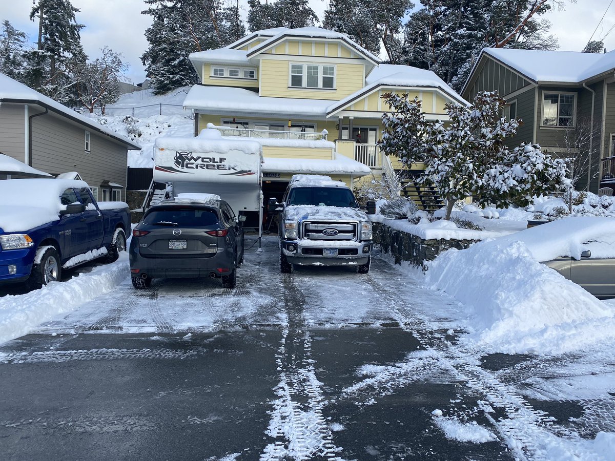 David_Street's tweet photo. Morning workout done!  #BCStorm #SnowDay #Colwood #TriangleMountain #KeepOnDigging. https://t.co/Ak1rZNZZrm