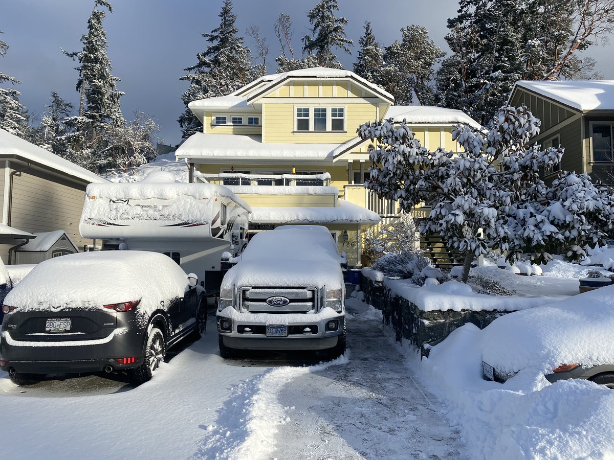 David_Street's tweet photo. Morning workout done!  #BCStorm #SnowDay #Colwood #TriangleMountain #KeepOnDigging. https://t.co/Ak1rZNZZrm