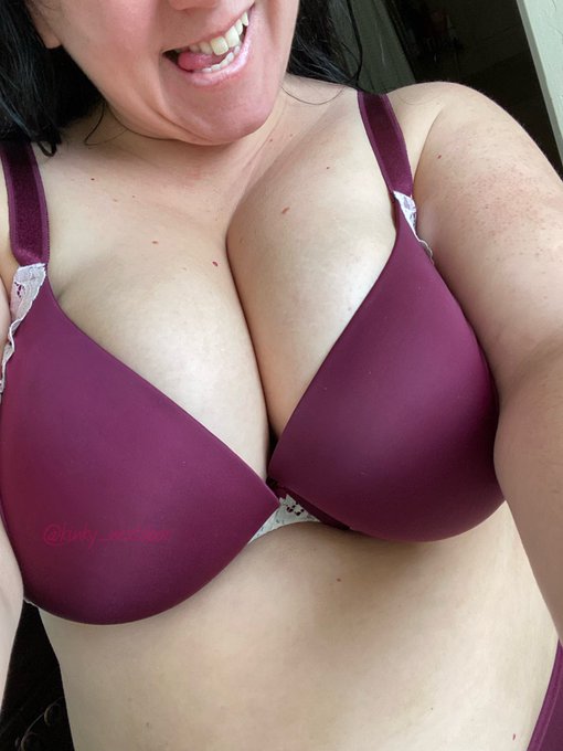 2 pic. Happy Thursday. I hope you have a wonderful day. #mombod #thickandhappy #curvy #milf #pawg #bbw