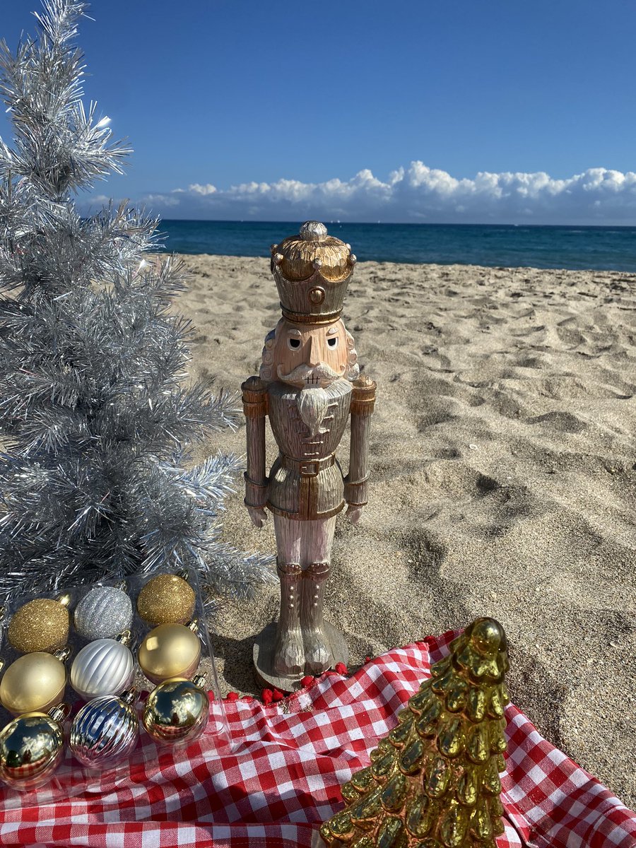 NatalieMcBee's tweet photo. #NatalieMcBee (561) 596-8191 #OceanfrontExpert 81 degrees & #Sunny #PalmBeach #NewYearsEve https://t.co/yEeRm47ozm
